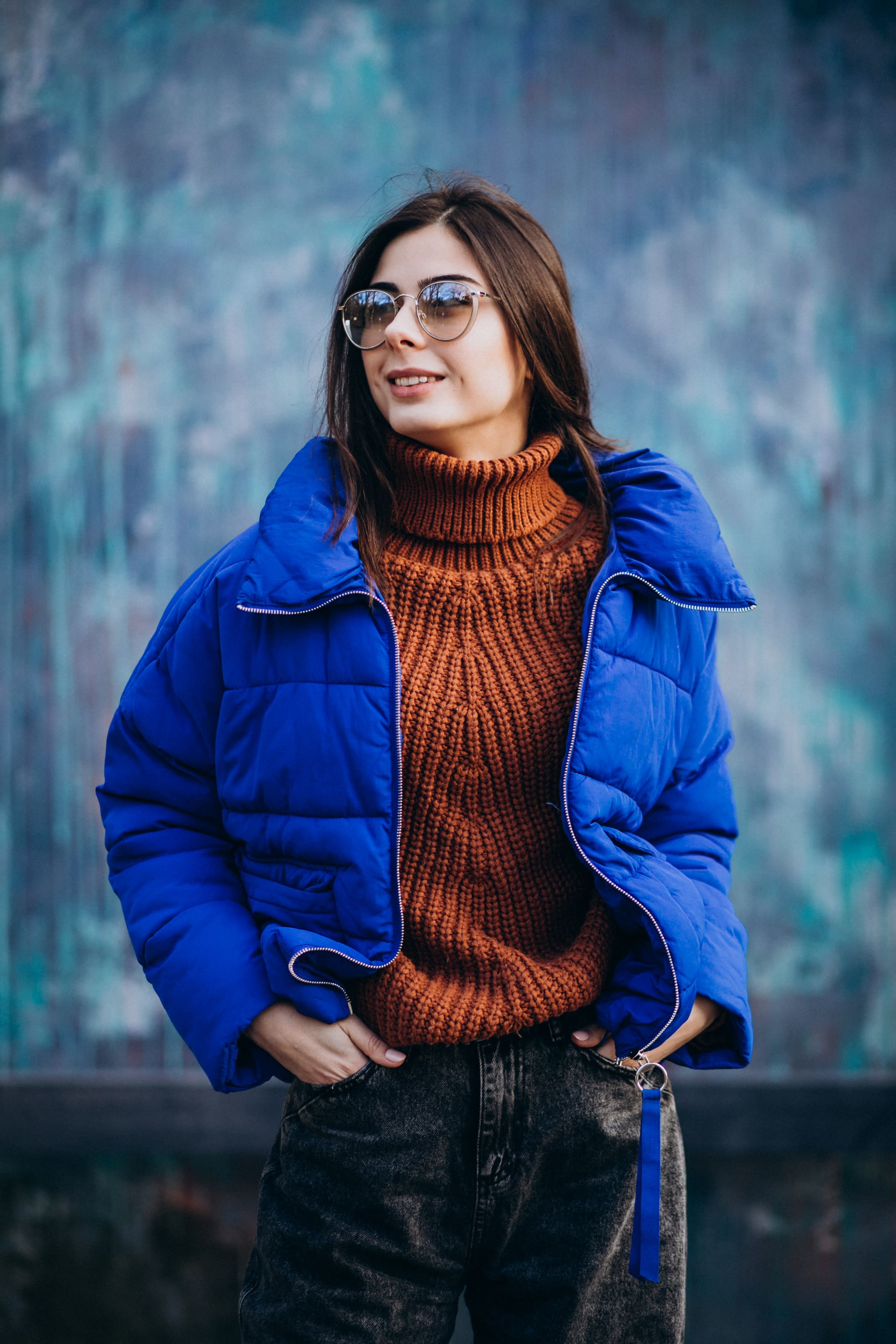 mujer con chaqueta azul