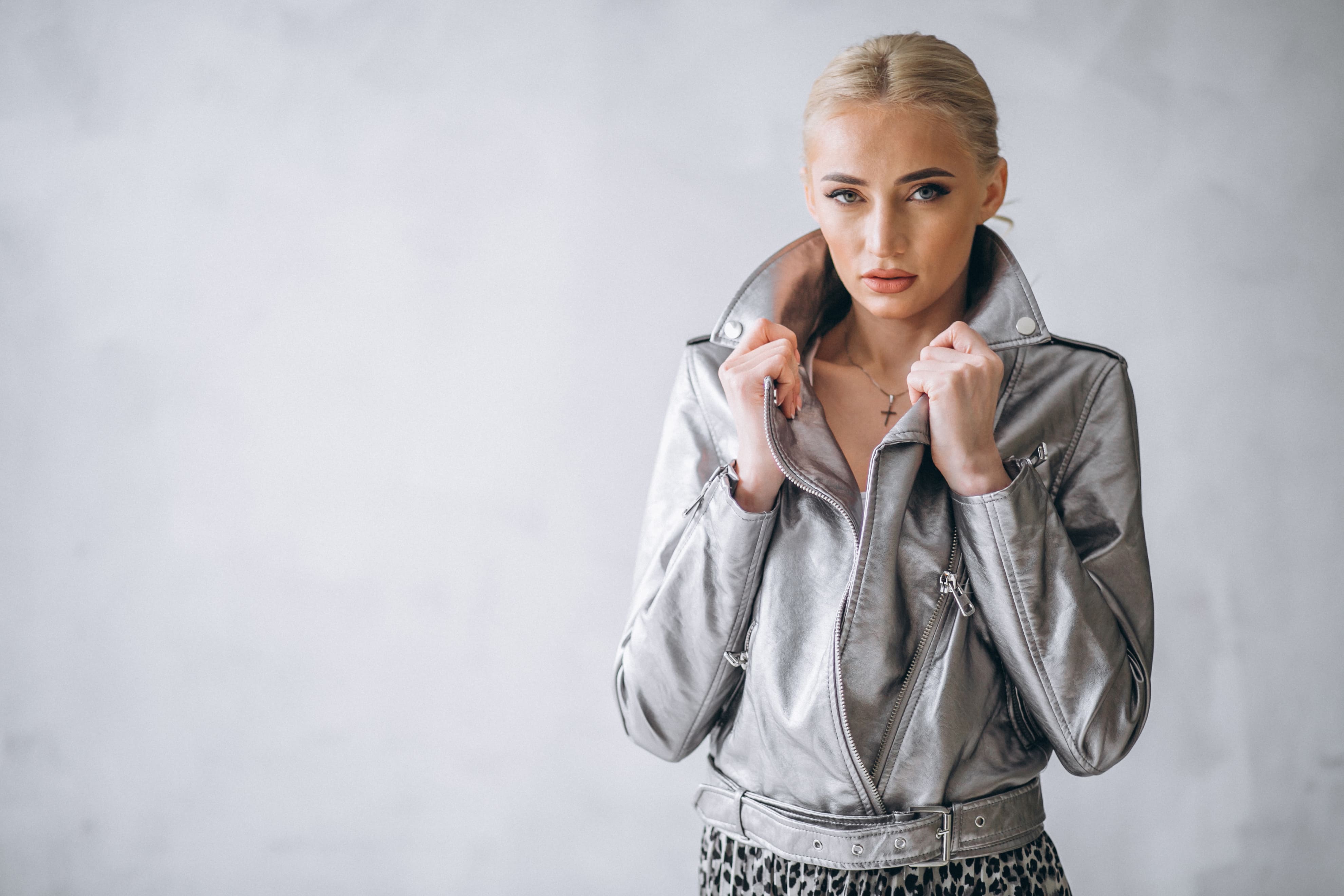 mujer con chaquetplataa negra