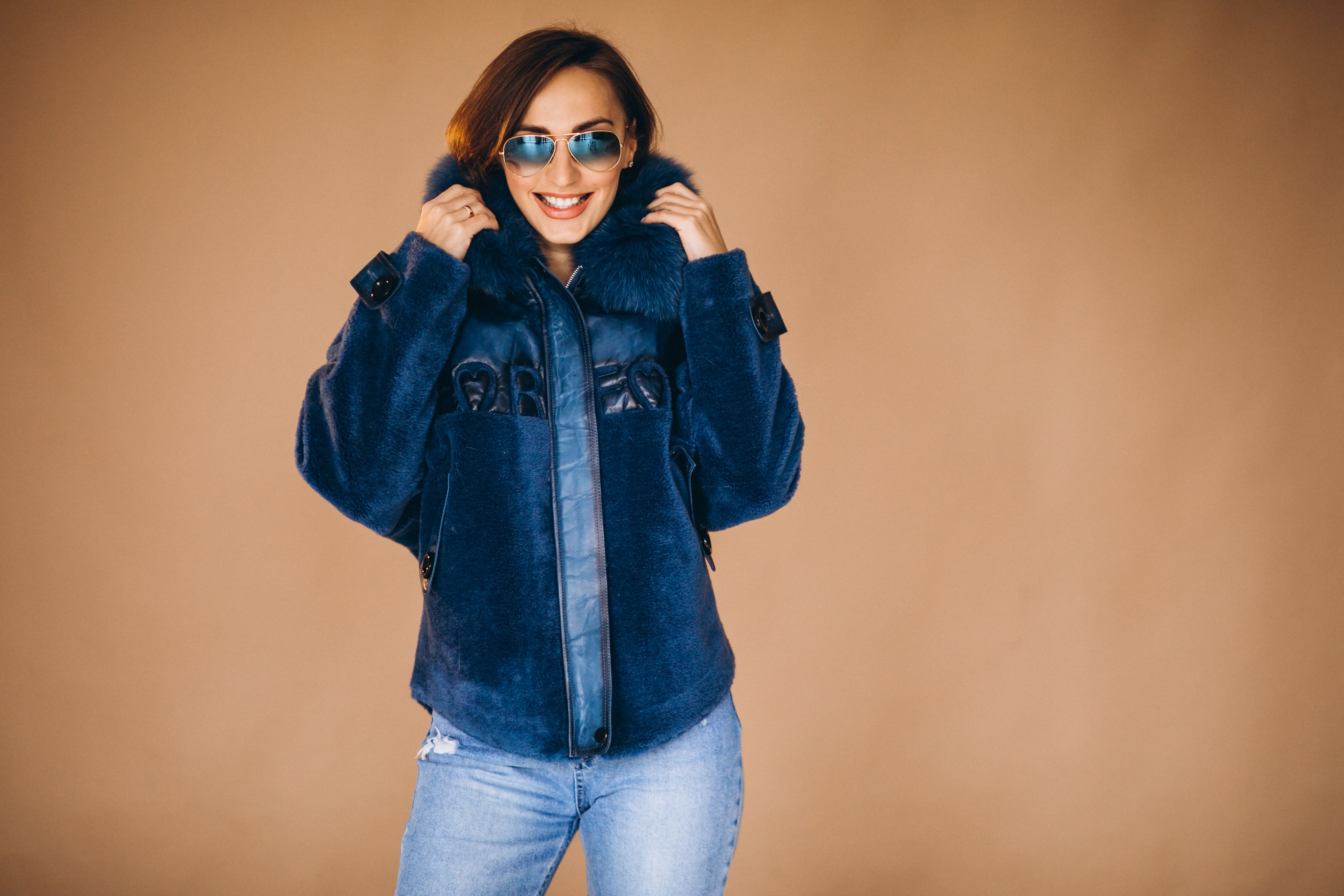 mujer con chaqueta azulmujer con chaqueta azul