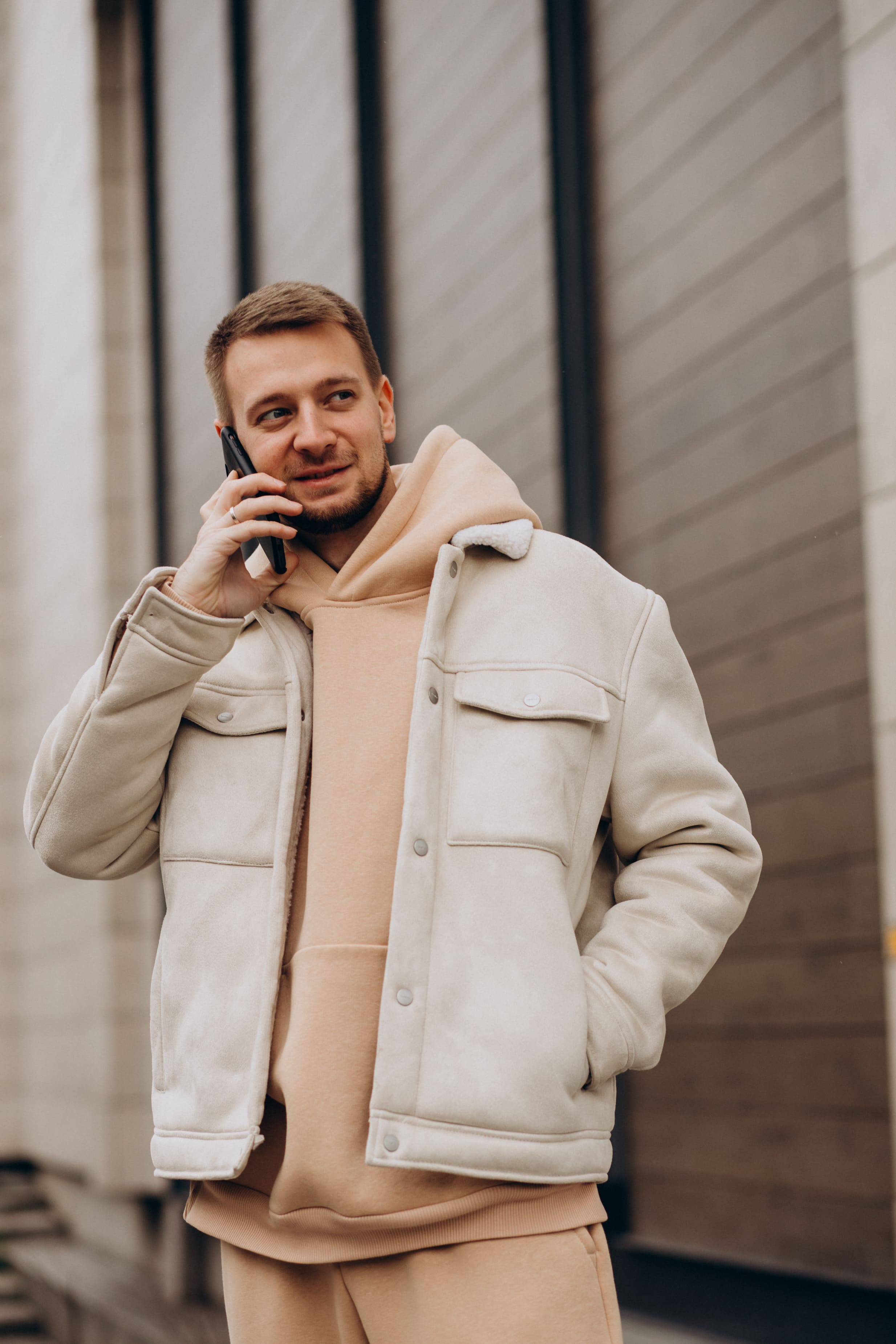 hombre con chaqueta blanca