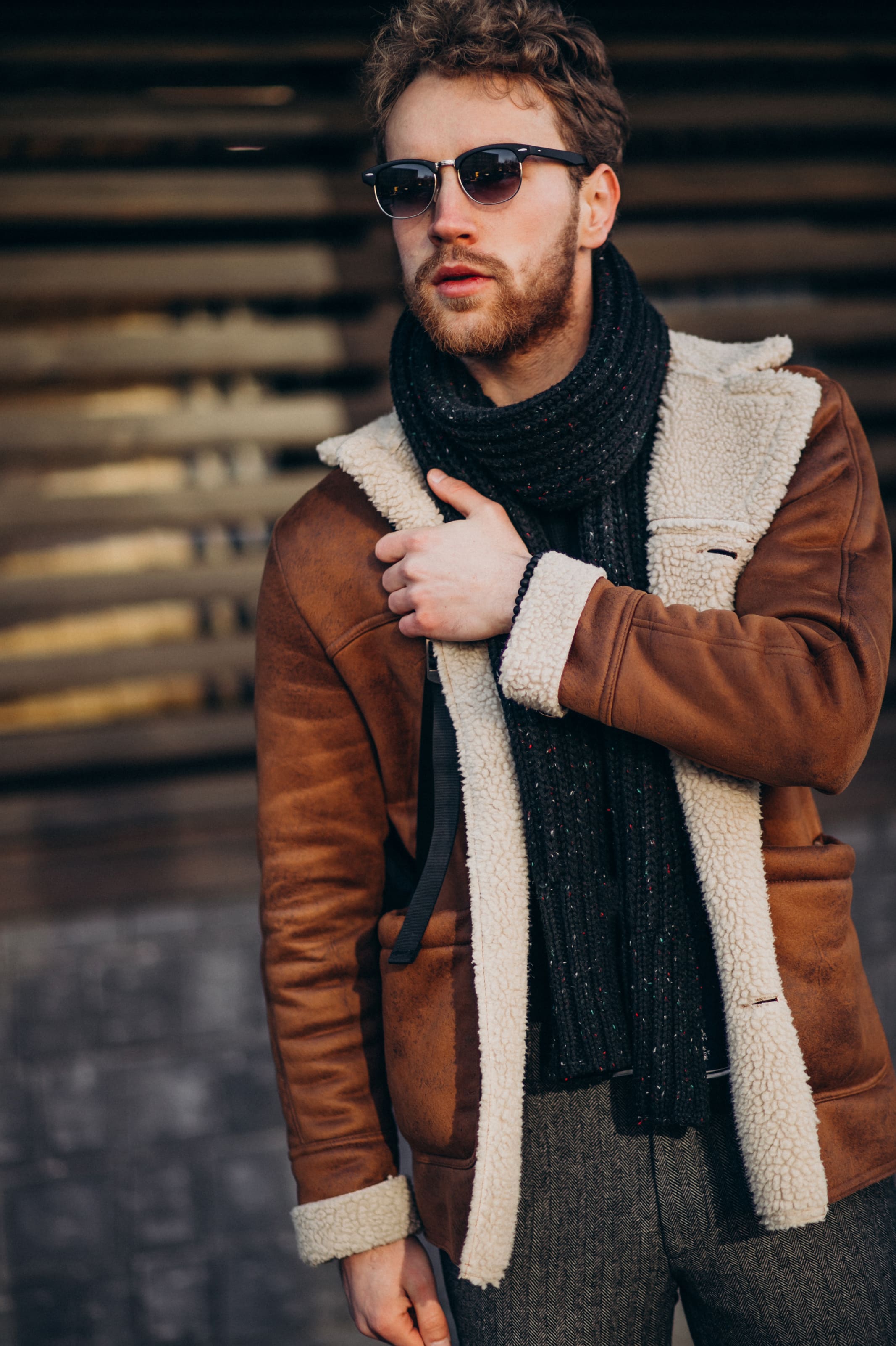 hombre con chaqueta cafe