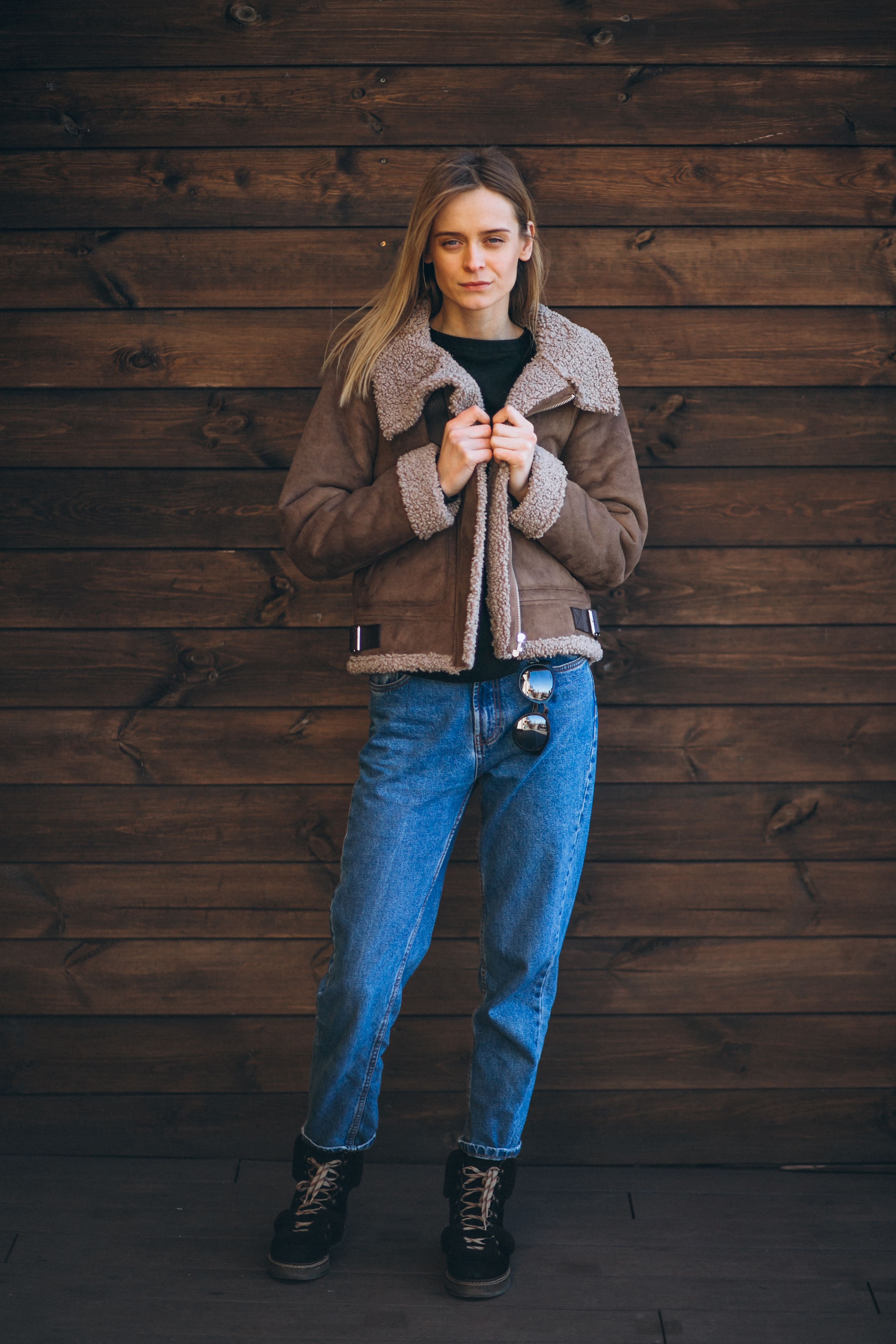 mujer con chaqueta cafe