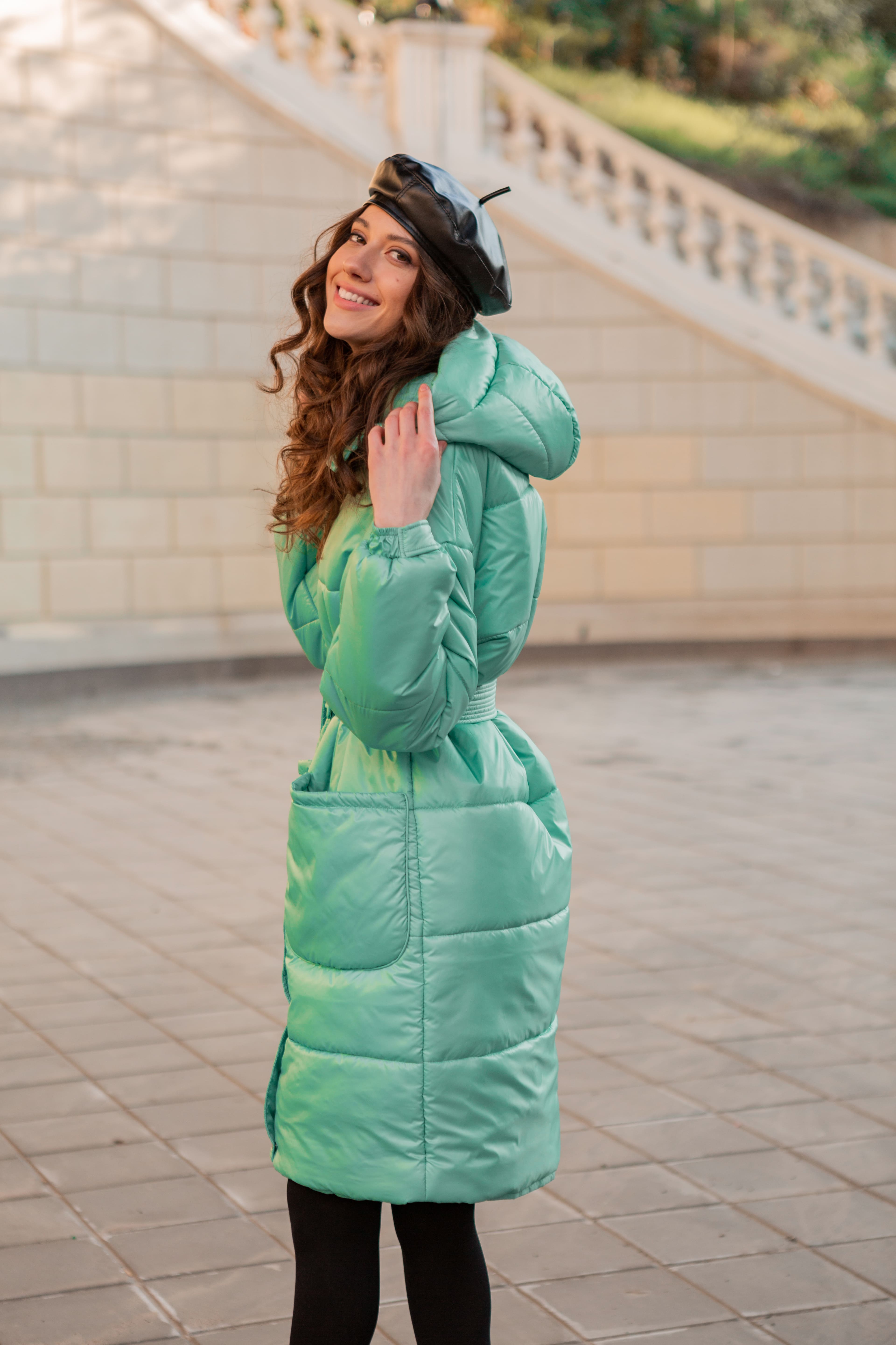 mujer con chaqueta verde-azul