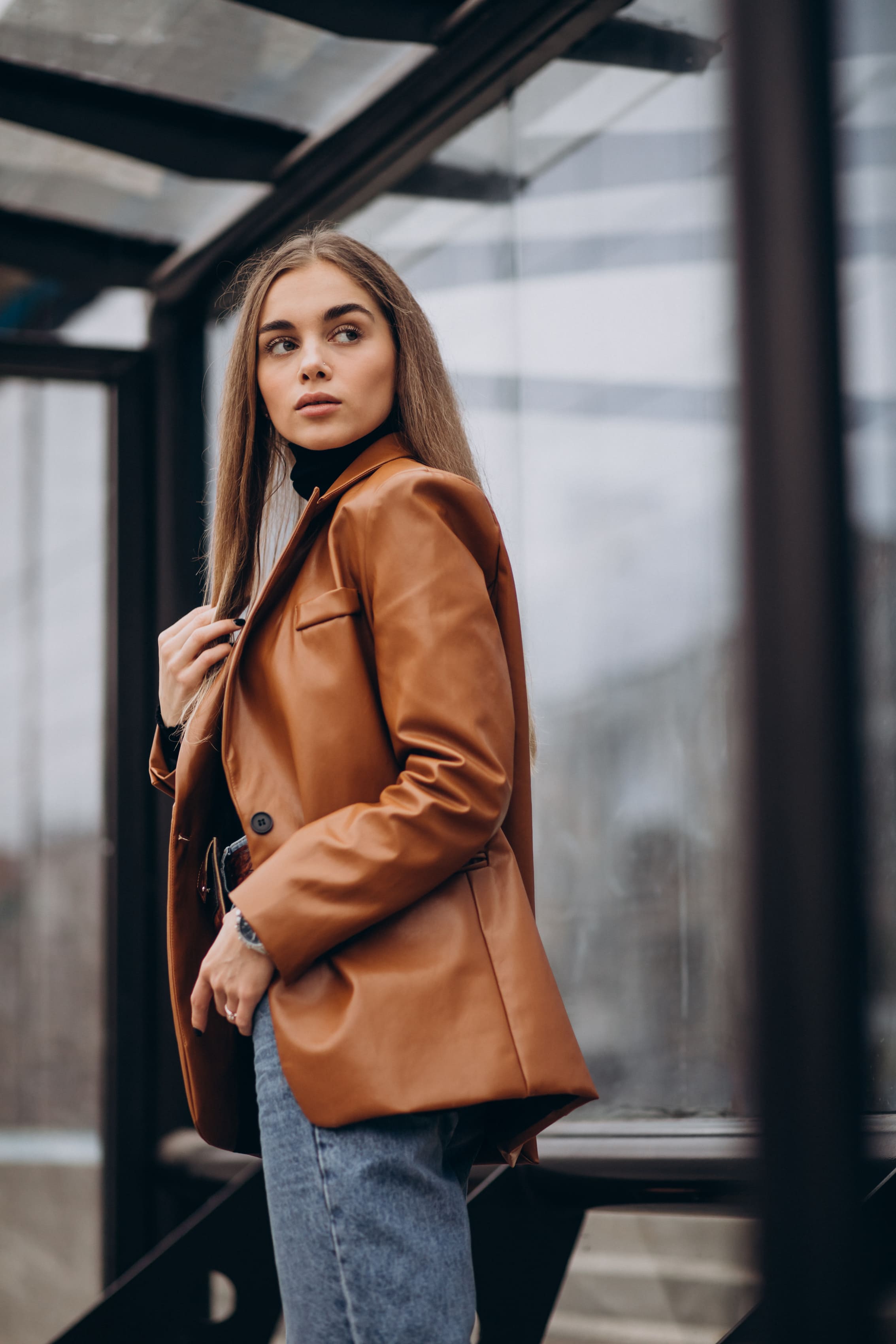 mujer con chaqueta negra