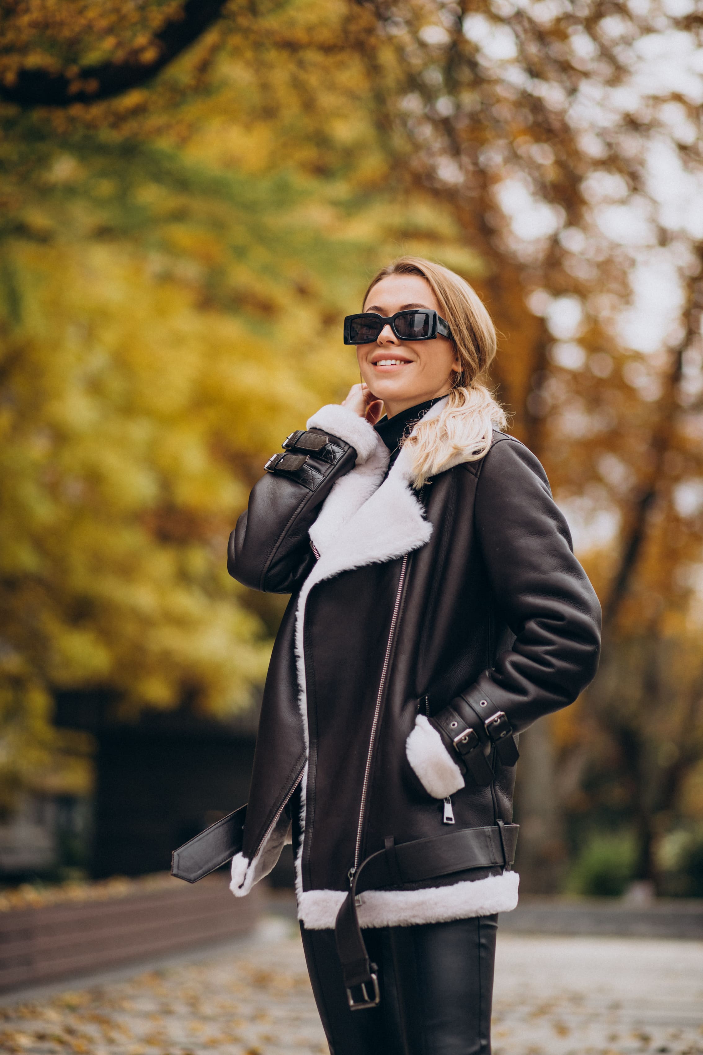 mujer con chaqueta negra