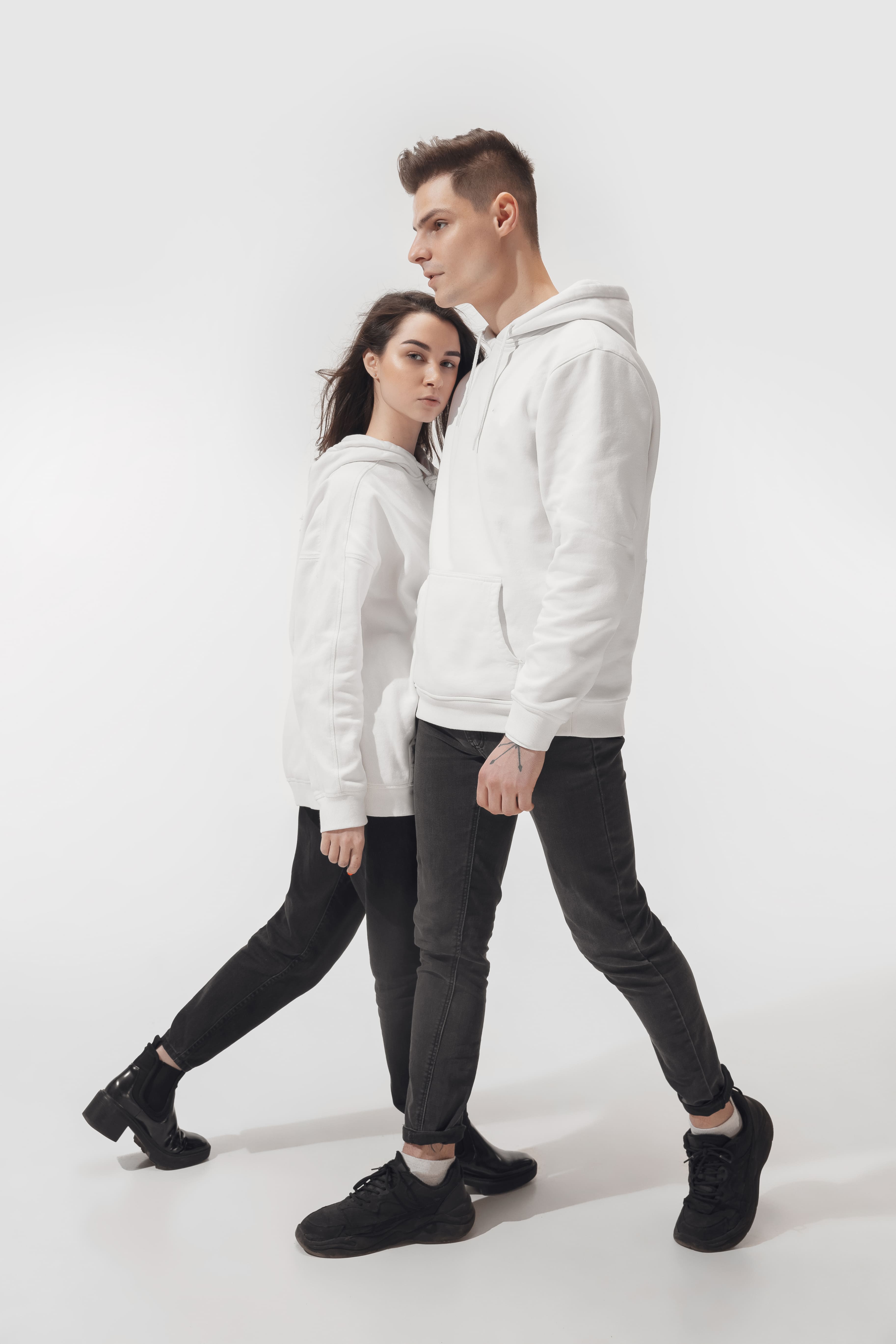 pareja con sudadera blanca