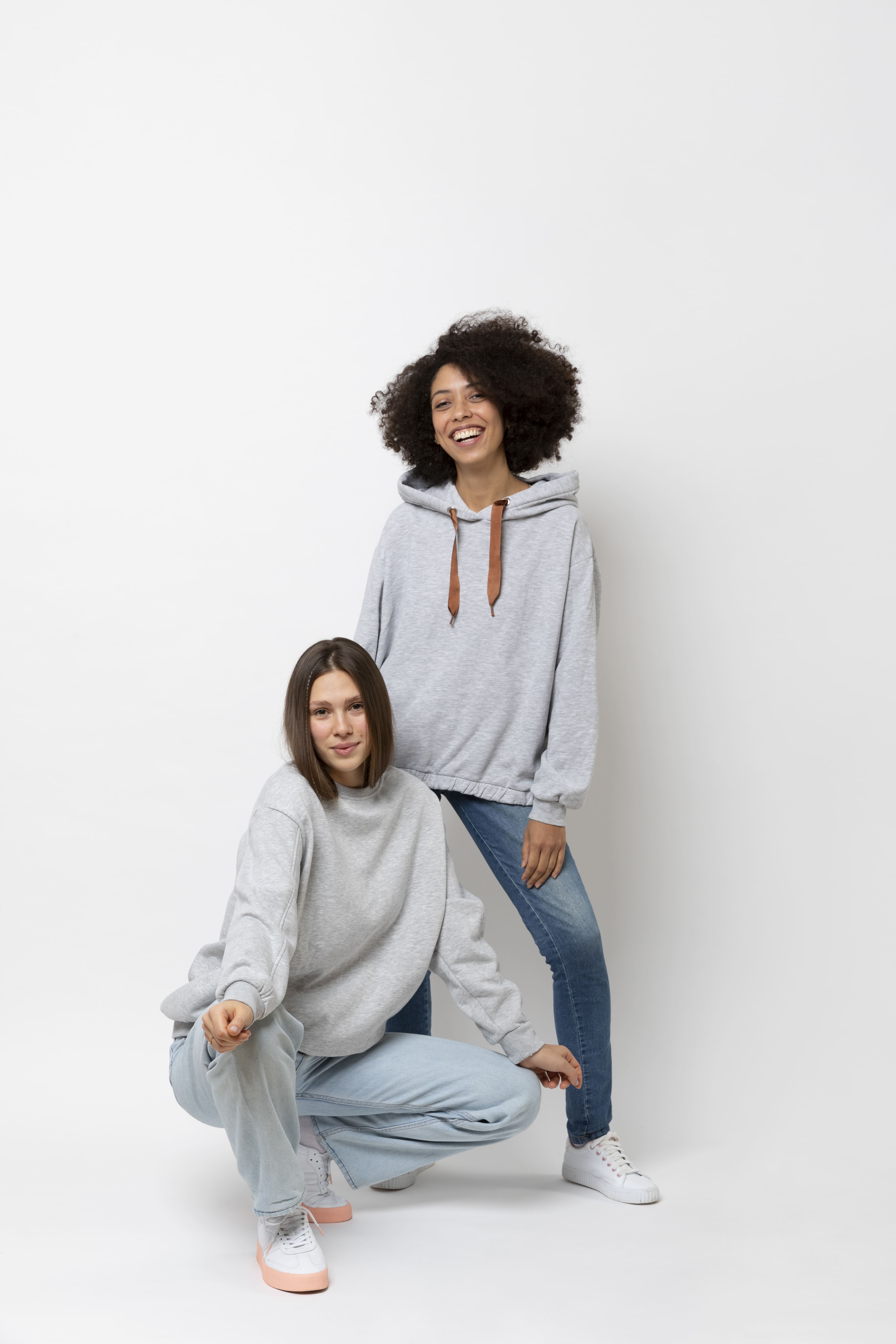 mujeres con sudadera gris